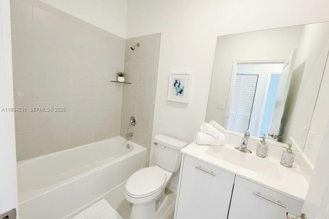 House in Miami, Florida 3 bedrooms, 137.77 sq.m. № 2045493 - photo 13