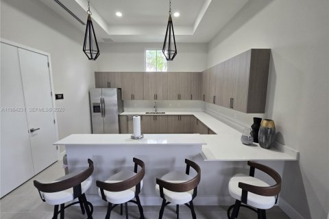 House in Miami, Florida 3 bedrooms, 137.77 sq.m. № 2045493 - photo 20