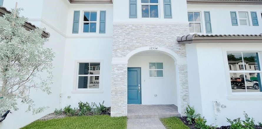 House in Miami, Florida 3 bedrooms, 137.77 sq.m. № 2045493