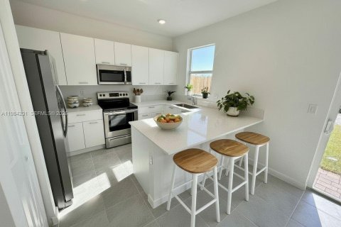 House in Miami, Florida 3 bedrooms, 137.77 sq.m. № 2045493 - photo 4