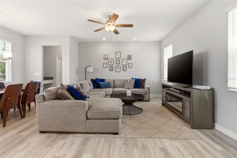 House in Orlando, Florida 4 bedrooms, 233.37 sq.m. № 2151487 - photo 7