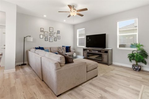 House in Orlando, Florida 4 bedrooms, 233.37 sq.m. № 2151487 - photo 9