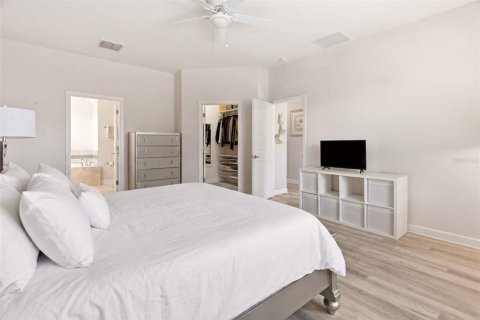 House in Orlando, Florida 4 bedrooms, 233.37 sq.m. № 2151487 - photo 17