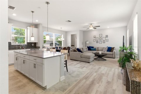 House in Orlando, Florida 4 bedrooms, 233.37 sq.m. № 2151487 - photo 5