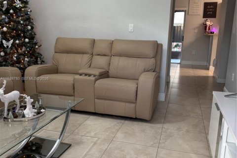 Снять в аренду таунхаус в Хомстед, Флорида 3 спальни, 127.09м2, № 2058479 - фото 5