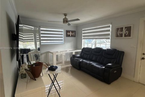 Villa ou maison à vendre à Hialeah, Floride: 3 chambres, 106.84 m2 № 2001330 - photo 2