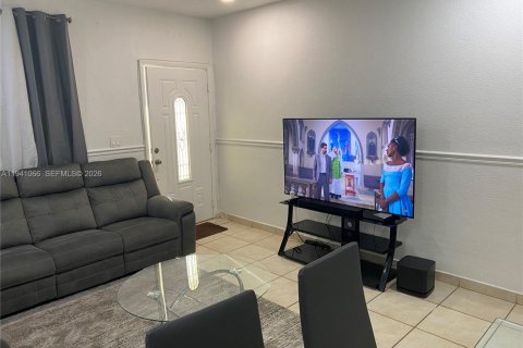 Villa ou maison à louer à Miami, Floride: 2 chambres, 145.95 m2 № 2000655 - photo 11