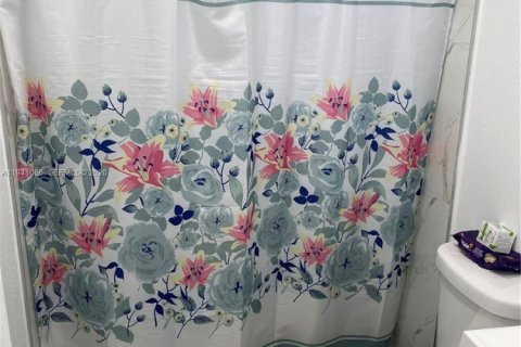 Villa ou maison à louer à Miami, Floride: 2 chambres, 145.95 m2 № 2000655 - photo 24