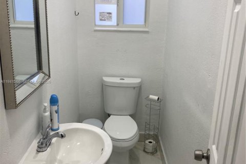 Villa ou maison à louer à Miami, Floride: 2 chambres, 145.95 m2 № 2000655 - photo 27