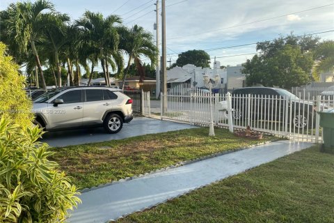 Villa ou maison à louer à Miami, Floride: 2 chambres, 145.95 m2 № 2000655 - photo 6