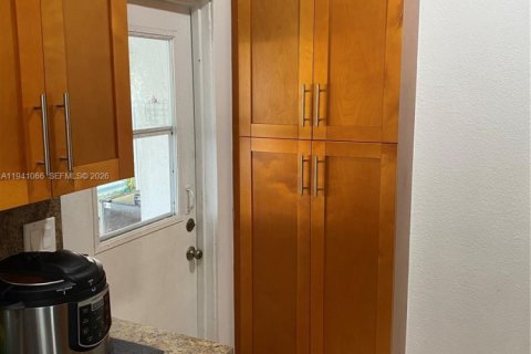 Villa ou maison à louer à Miami, Floride: 2 chambres, 145.95 m2 № 2000655 - photo 30