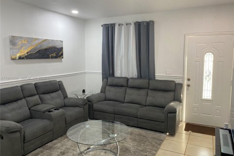 Villa ou maison à louer à Miami, Floride: 2 chambres, 145.95 m2 № 2000655 - photo 13