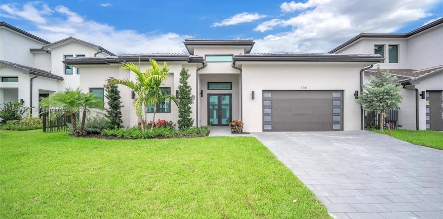 Casa en Hollywood, Florida 5 dormitorios, 381.83 m2 № 1852435