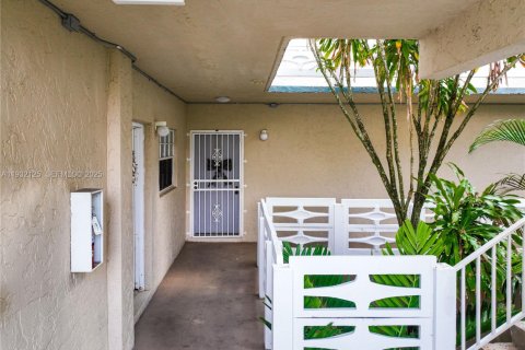Condominio en venta en Cutler Bay, Florida, 2 dormitorios, 110.74 m2 № 1994754 - foto 5