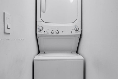 Condo in Miami, Florida, 2 bedrooms  № 1981319 - photo 6