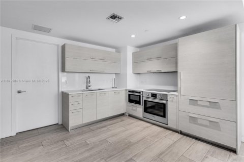 Condo in Miami, Florida, 2 bedrooms  № 1981319 - photo 12