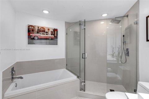 Condo in Miami, Florida, 2 bedrooms  № 1981319 - photo 24