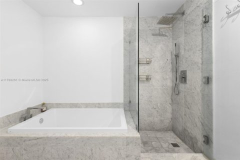 Condo in Miami, Florida, 2 bedrooms  № 1693142 - photo 13