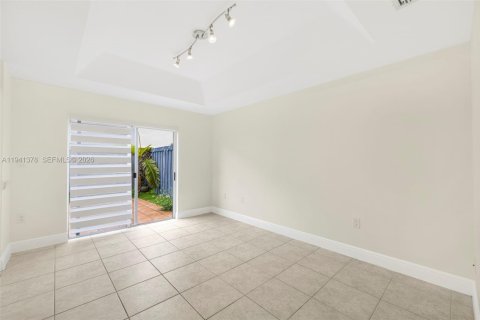 Touwnhouse à louer à Miami, Floride: 4 chambres, 161.93 m2 № 1998587 - photo 9