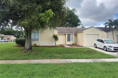 House in Boca Raton, Florida 3 bedrooms, 85.38 sq.m. № 1942298 - photo 1