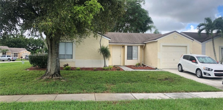 House in Boca Raton, Florida 3 bedrooms, 85.38 sq.m. № 1942298