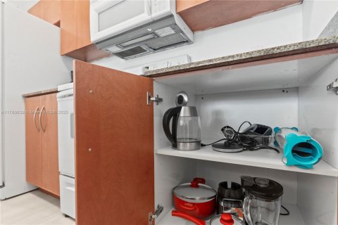 Condo in Miami, Florida, 1 bedroom  № 1981745 - photo 25