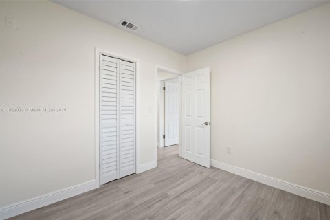 House in Virginia Gardens, Florida 5 bedrooms, 262.08 sq.m. № 1891344 - photo 13