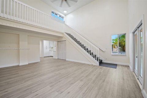 House in Virginia Gardens, Florida 5 bedrooms, 262.08 sq.m. № 1891344 - photo 3