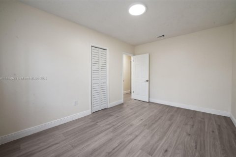 House in Virginia Gardens, Florida 5 bedrooms, 262.08 sq.m. № 1891344 - photo 19