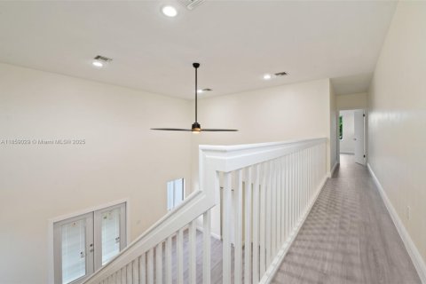 House in Virginia Gardens, Florida 5 bedrooms, 262.08 sq.m. № 1891344 - photo 8