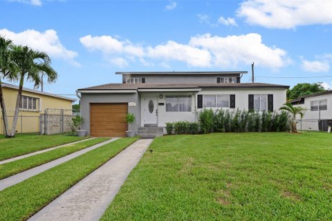 House in Virginia Gardens, Florida 5 bedrooms, 262.08 sq.m. № 1891344 - photo 1