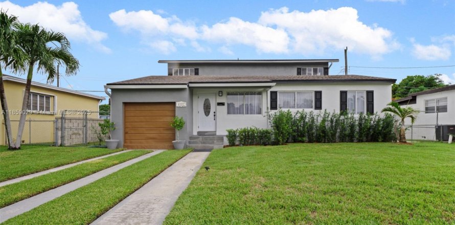 House in Virginia Gardens, Florida 5 bedrooms, 262.08 sq.m. № 1891344