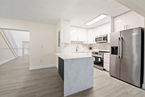 House in Virginia Gardens, Florida 5 bedrooms, 262.08 sq.m. № 1891344 - photo 5