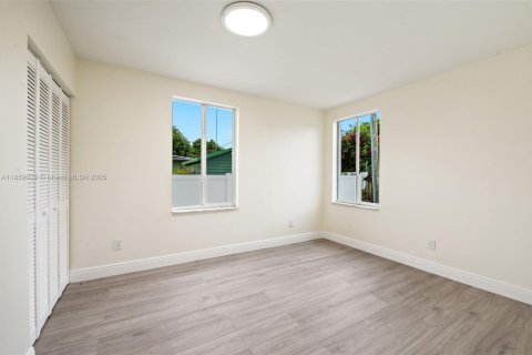 House in Virginia Gardens, Florida 5 bedrooms, 262.08 sq.m. № 1891344 - photo 22