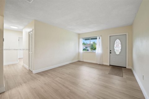 House in Virginia Gardens, Florida 5 bedrooms, 262.08 sq.m. № 1891344 - photo 4