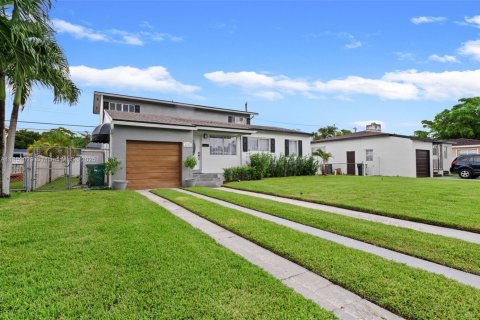 House in Virginia Gardens, Florida 5 bedrooms, 262.08 sq.m. № 1891344 - photo 2
