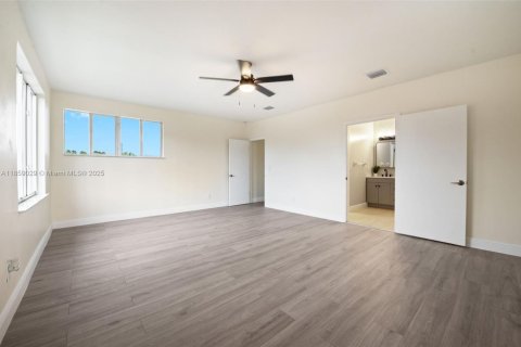 House in Virginia Gardens, Florida 5 bedrooms, 262.08 sq.m. № 1891344 - photo 9