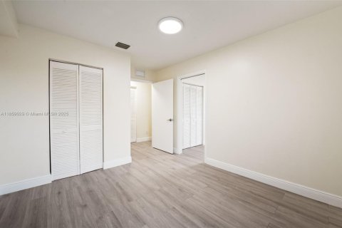 House in Virginia Gardens, Florida 5 bedrooms, 262.08 sq.m. № 1891344 - photo 20