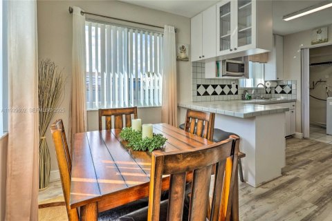 House in Miami, Florida 3 bedrooms, 115.94 sq.m. № 1989375 - photo 17