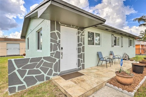 House in Miami, Florida 3 bedrooms, 115.94 sq.m. № 1989375 - photo 29