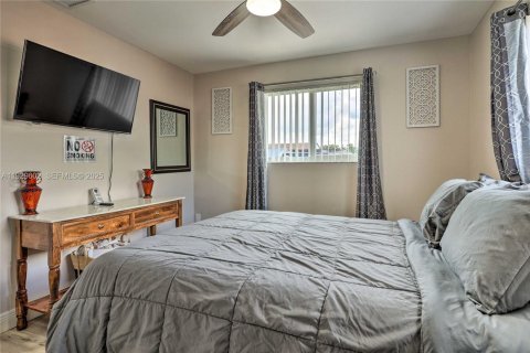 House in Miami, Florida 3 bedrooms, 115.94 sq.m. № 1989375 - photo 24