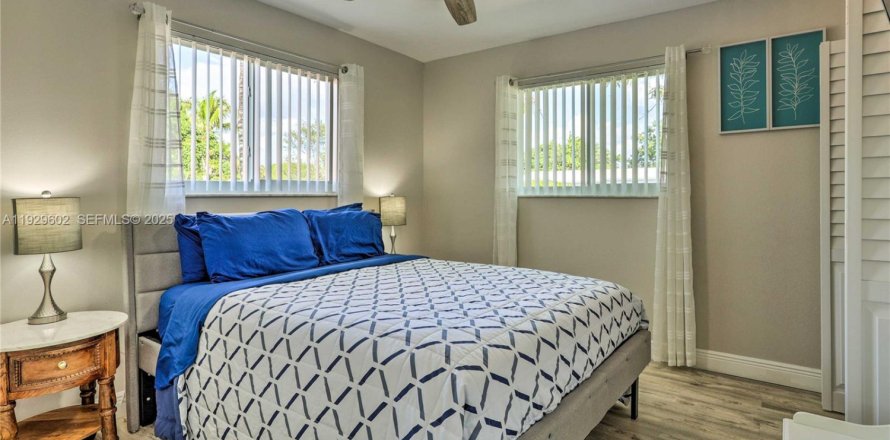 House in Miami, Florida 3 bedrooms, 115.94 sq.m. № 1989375