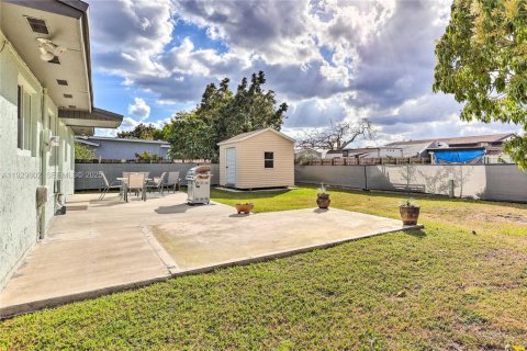 House in Miami, Florida 3 bedrooms, 115.94 sq.m. № 1989375 - photo 23