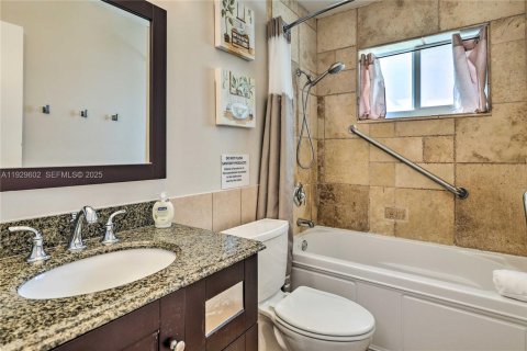 House in Miami, Florida 3 bedrooms, 115.94 sq.m. № 1989375 - photo 21