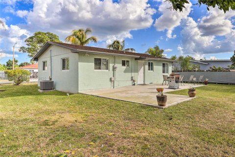 House in Miami, Florida 3 bedrooms, 115.94 sq.m. № 1989375 - photo 22