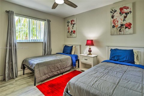 House in Miami, Florida 3 bedrooms, 115.94 sq.m. № 1989375 - photo 2