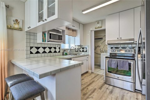 House in Miami, Florida 3 bedrooms, 115.94 sq.m. № 1989375 - photo 18