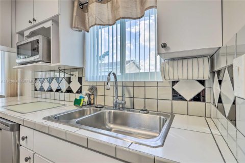 House in Miami, Florida 3 bedrooms, 115.94 sq.m. № 1989375 - photo 5