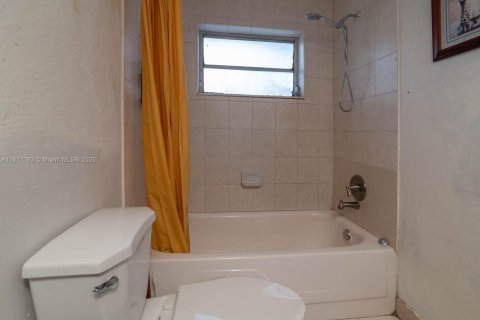 Condo in Miami, Florida, 1 bedroom  № 1770773 - photo 12