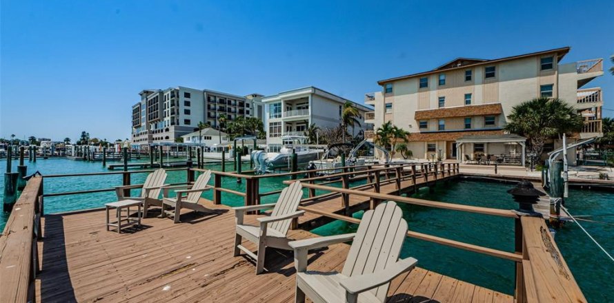 Townhouse in Clearwater, Florida 4 bedrooms, 157.93 sq.m. № 1566668